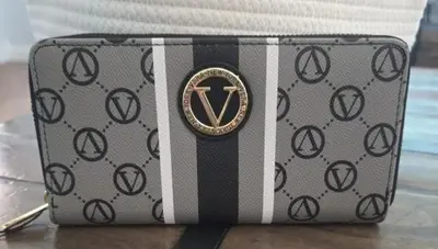 Vera Signature zip around wallet NWT